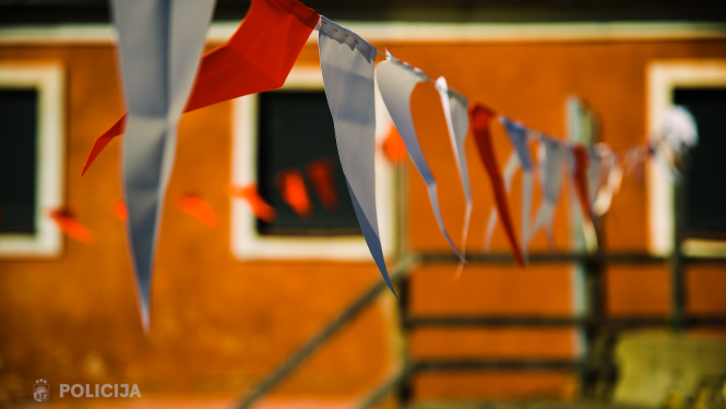 virtenes tuvplāns, kas izstiepts gar ēku fonā