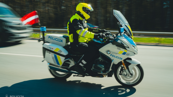 policists uz motocikla