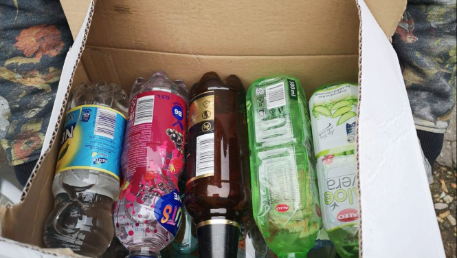 Kaste ar alkohola pudelēm