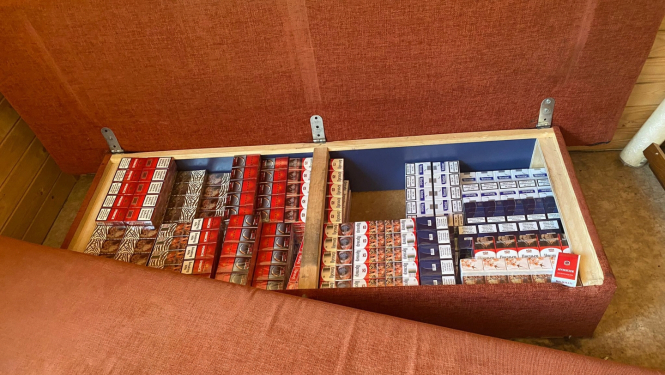 Cigaretes paslēptas dīvānā