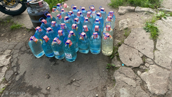 Ķengaragā policisti atsavina 43 000 nelegālo cigarešu, 200 litru nelegālā alkohola un kandžas aparātu