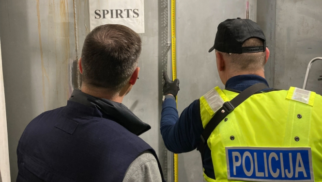 Aizturēta organizēta grupa aizdomās par nelegālu etilspirta realizāciju legālā biznesa aizsegā