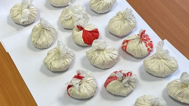 Šī gada maija sākumā Valsts policijas Rīgas reģiona pārvaldes Jūrmalas iecirknis aizdomās par narkotisko vielu realizāciju lielos apjomos aizturēja kādu romu tautības vīrieti. Kopumā likumsargi atrada un izņēma 834 gramus sevišķi bīstamas narkotiskās vielas – protonitazēnu, kā arī atsavināja trīs automašīnas, zeltlietas un naudu. Aizturētajam vīrietim šobrīd piemērots drošības līdzeklis apcietinājums. Valsts policijas Rīgas reģiona pārvaldes Jūrmalas iecirkņa amatpersonu rīcībā bija iegūta informācija par k