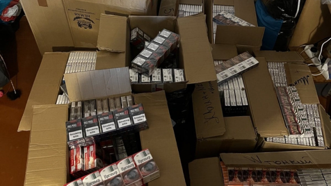 Latgales priekšpilsētā par nelegālo akcīzes preču apriti aizturēta organizēta grupa; atsavināts 171 000 nelegālo cigarešu