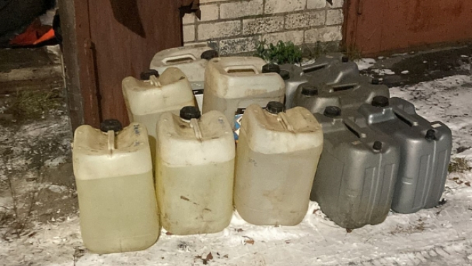 Degvielas kannas, kas stāv uz zemes