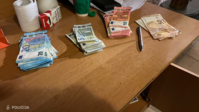 Skaidra nauda – 2 115 eiro -, ko Valsts policija izņēma kratīšanas laikā.