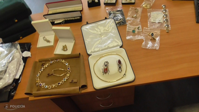 Policijas izņemtas dārglietas