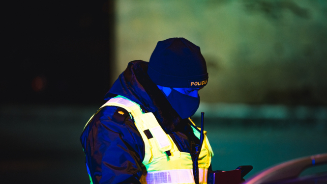 Policijas darbs mājsēdes laikā