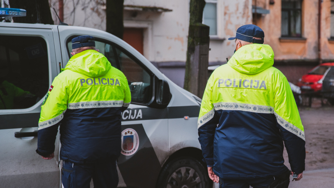 Policisti un mašīna