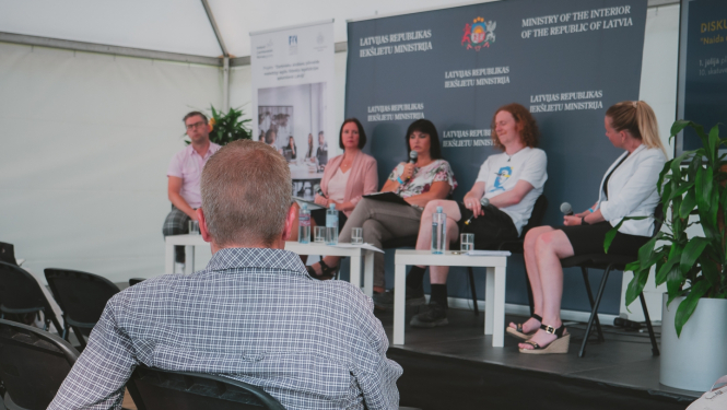 Sarunu festivāla apmeklētājs klausās diskusiju