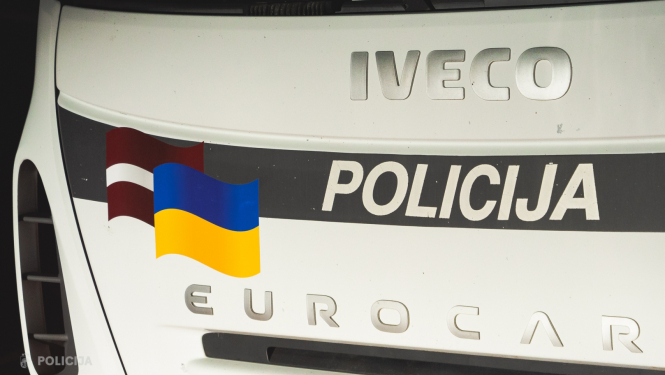 Uzlīme Latvijas un Ukrainas karoga veidā uz automašīnas