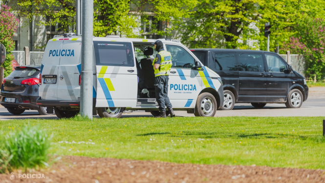 Valsts polcijas darbinieks pie Valsts policijas operatīvā transportlīdzekļa