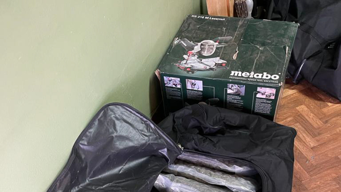 Rīgā pie narkodīlera atrasti 13 kilogrami marihuānas