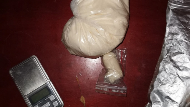 Izņemtas narkotikas un šaujamieroči – Valsts policija Rīgā aiztur organizētu grupu