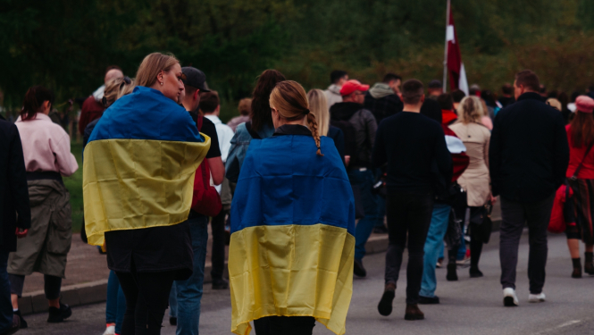 Divas sievietes ar UA karogiem