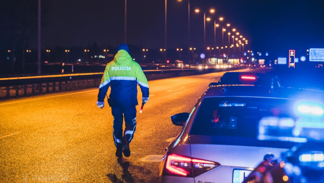 Policijas darbinieks veic pārbaudi