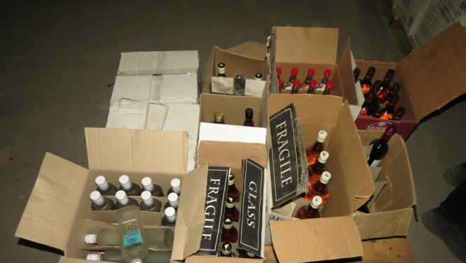 Atvērtas kastes ar alkohola pudelēm