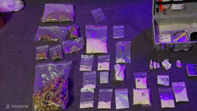 Rīgā profilaktisko pasākumu laikā atsavinātas dažāda veida narkotikas un šaujamieroči