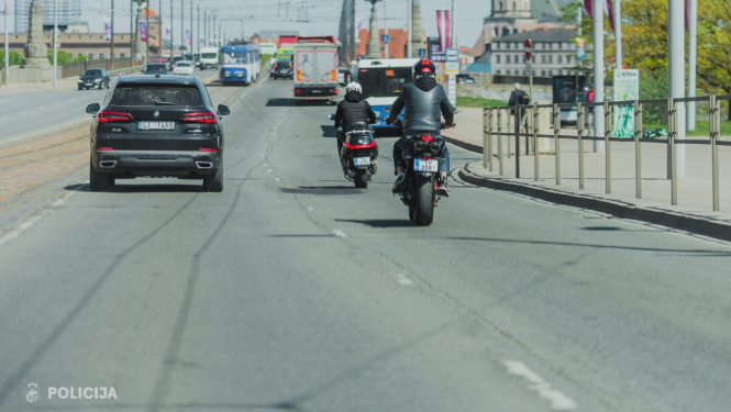 Motociklisti brauc pa Akmens tiltu