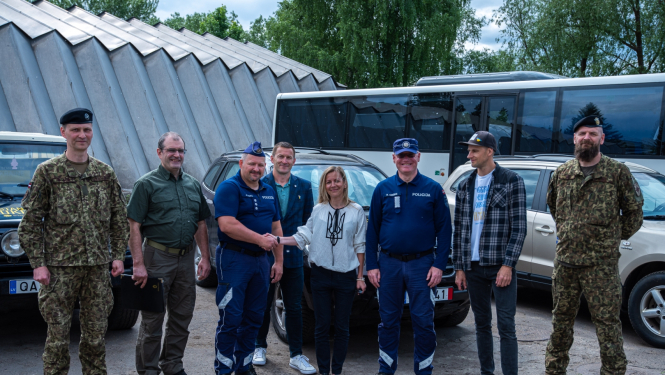 Šodien uz Ukrainu startē Valsts policijas ziedoto transportlīdzekļu konvojs