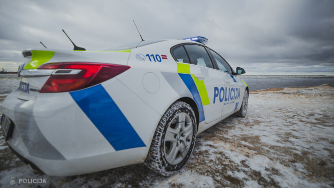 Valsts policijas automašīna no aizmugures labās puses