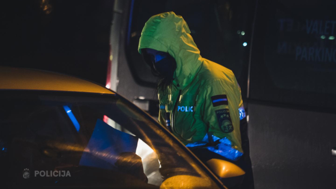 Policists veic pārbaudi