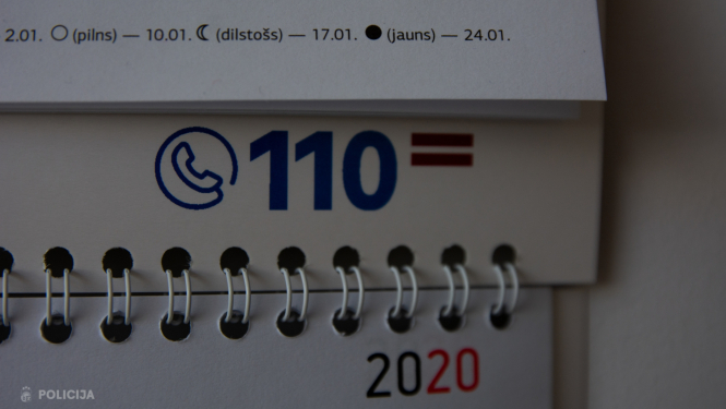 Kalendāra, uz kura redzams Valsts policijas tālruņa numurs 110