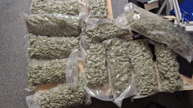 Rīgā aizturēta narkodīleru grupa; atsavināts liels daudzums narkotiku un luksus auto