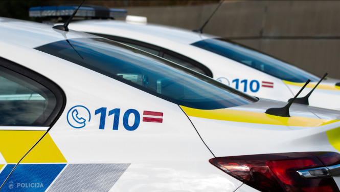 Valsts policijas automašīna, uz kuras redzams uzraksts "110"