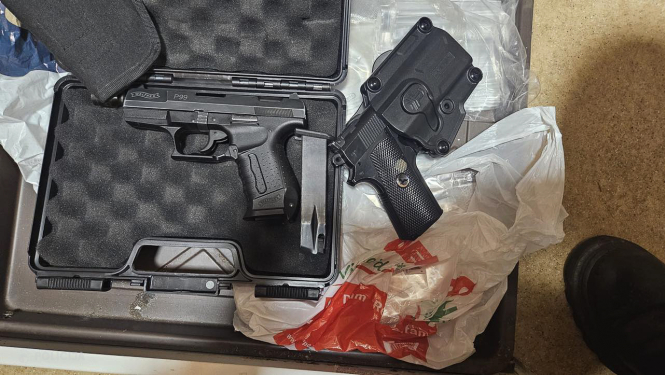 Likumsargi atsavina teju četrus kilogramus narkotisko vielu, skaidru naudu, šaujamieročiem līdzīgus priekšmetus un automašīnas