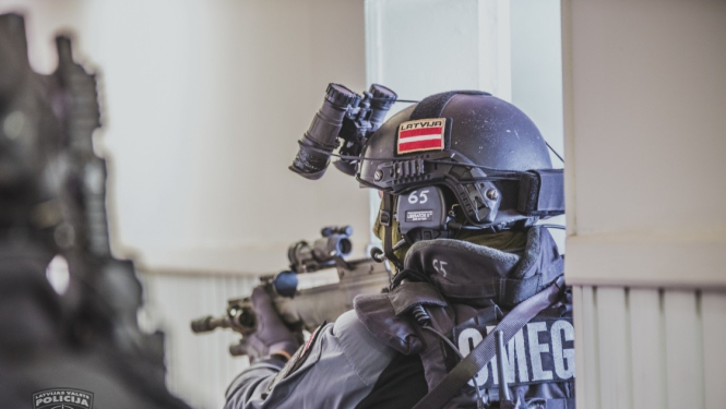 Valsts policijas pretterorisma vienības "OMEGA" pretendents pilnā ekipējumā