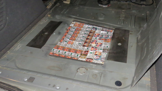 Automašīnas salons, kur slēpnī paslēptas nelegālās cigarešu paciņas