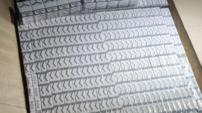 Aizturētas trīs personas par nelikumīgu cigarešu realizāciju Rīgā; izņemti 600 000 cigarešu