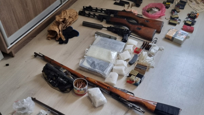 Kratīšanu laikā likumsargi konstatēja un atsavināja kopumā 3,550 kilogramu kokaīna, tāpat atsavinātas kaujas granātas, šaujamieročiem līdzīgi priekšmeti un patronas. 