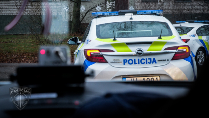 policijas mašīnas aizmugure