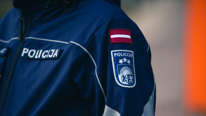 Policijas darbinieks formas tērpā
