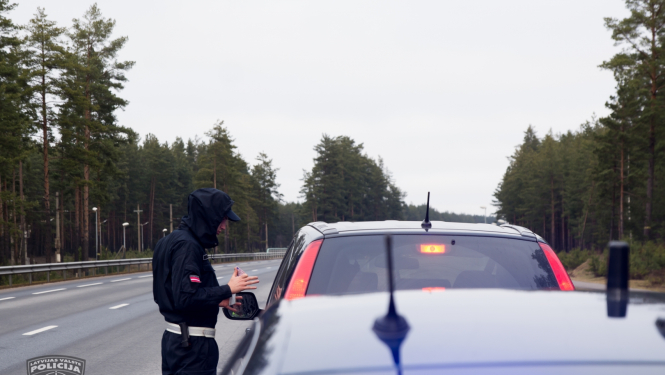 Policists uz ceļa apturējis automašīnu