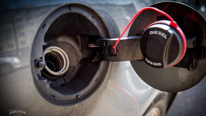 Atvērta automašīnas degvielas bāka