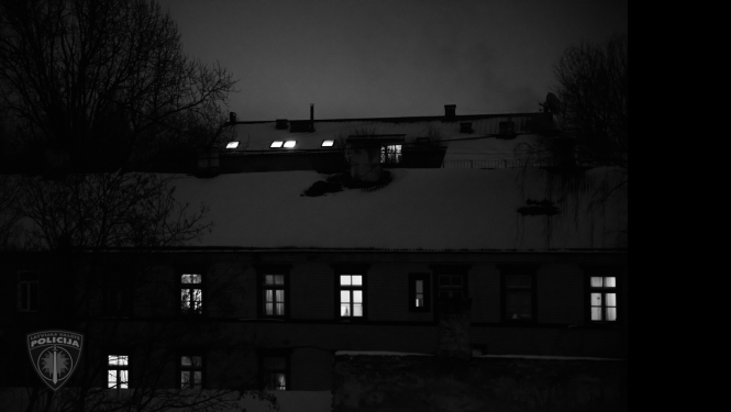 Nakts. Māja, kur daži logi gaiši, bet daži - tumši. 