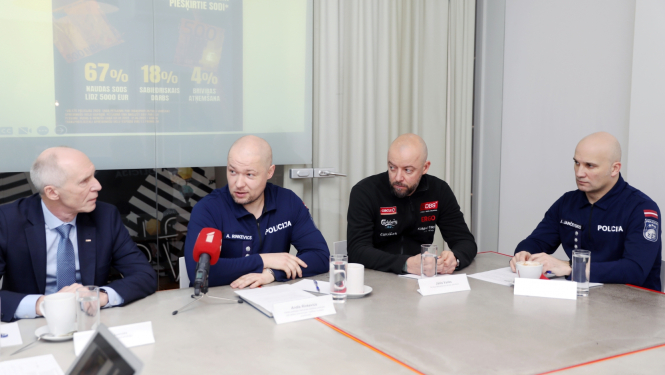 No kreisās puses: Aivars Aksenoks, Andis Rinkevis, Jānis Vanks, Juris Jančevskis.