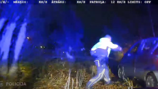 Policists skrien pie automašīnās