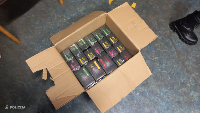 Rīgas reģionā no nelegālo akcīzes preču tirgotājiem atsavinātas nelegālās cigaretes, alkohols, ieroči, narkotikas un policijas jaka