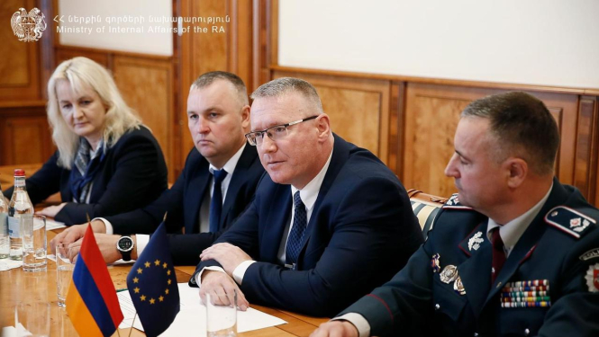 Fotogrāfijā redzami Valsts policijas pārstāvji projekta sanāksmē