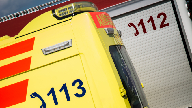 Ugunsdzēsēju, mediķu un policijas automašīnas ar tālruņu numuriem 112, 113, 110