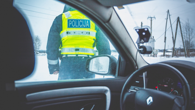 Policists, kas nobildēts no automašīnas