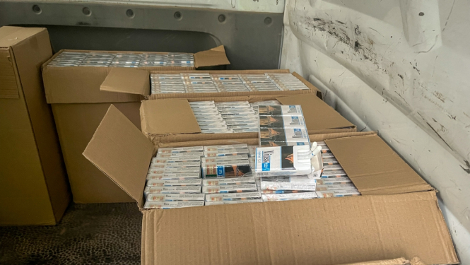 Kastes ar cigarešu kastēm automašīnas kravas nodalījumā