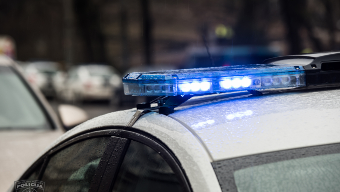 Valsts policijas dienesta automašīna ar ieslēgtām zilajām bākugunīm