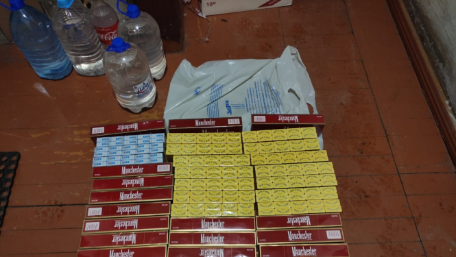 Cigarešu bloki un vairākas plastmasas pudelēs iepildīts caurspīdīgs šķidrums