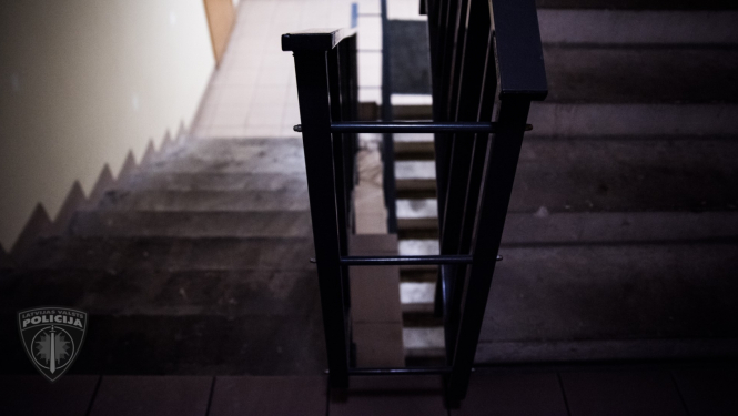 Skats uz tukšu kāpņutelpu daudzdzīvokļu mājā, kāpnes iet uz augšu un uz leju