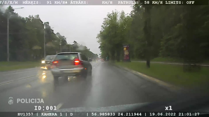 Iereibis autovadītājs, kas pārkāpj ātrumu un dod policistam kukuli 200 eiro apmērā